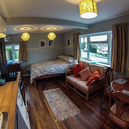 Cheltenham Studio Apartment Exterior photo